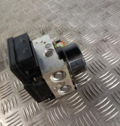 Bloc ABS (freins anti-blocage) TOYOTA YARIS 3 Photo n°4