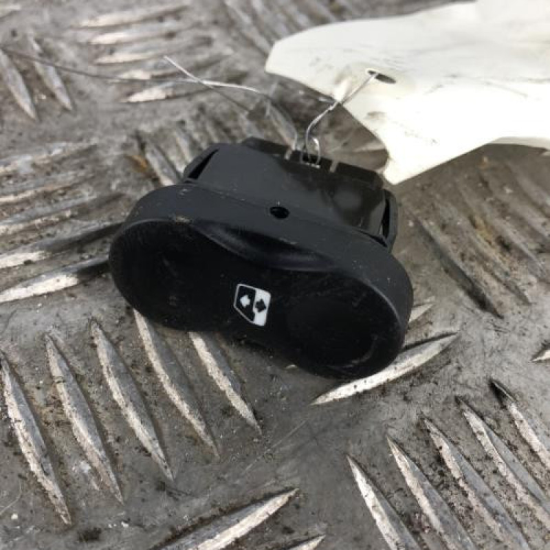 Interrupteur de leve vitre avant gauche DACIA DUSTER 1