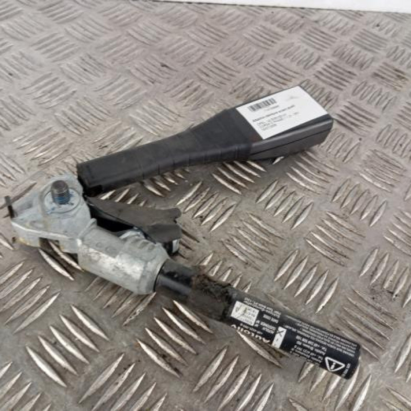 Attache ceinture avant droit OPEL CORSA D