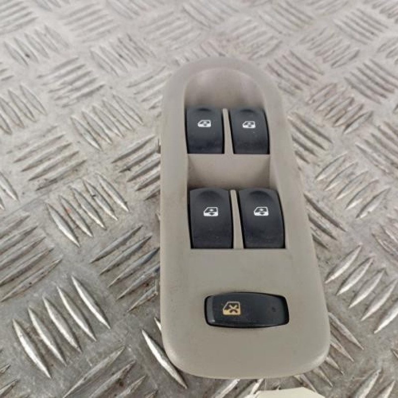 Interrupteur de leve vitre avant gauche RENAULT CLIO 3