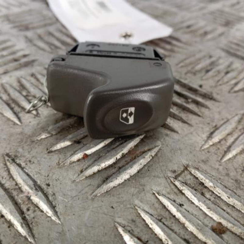 Interrupteur de leve vitre avant droit RENAULT SCENIC 1