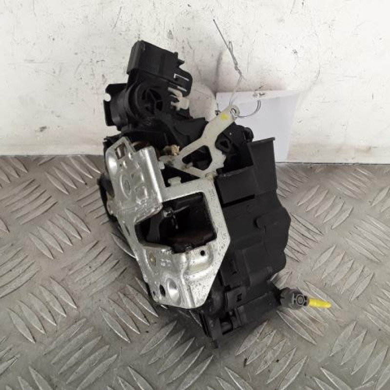 Serrure avant gauche MERCEDES CLASSE E 210 Serrure avant gauche MERCEDES CLASSE E 210