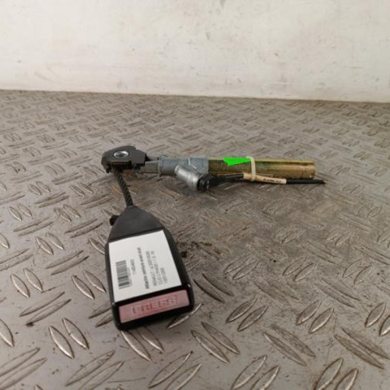 Attache ceinture avant droit RENAULT CLIO 2