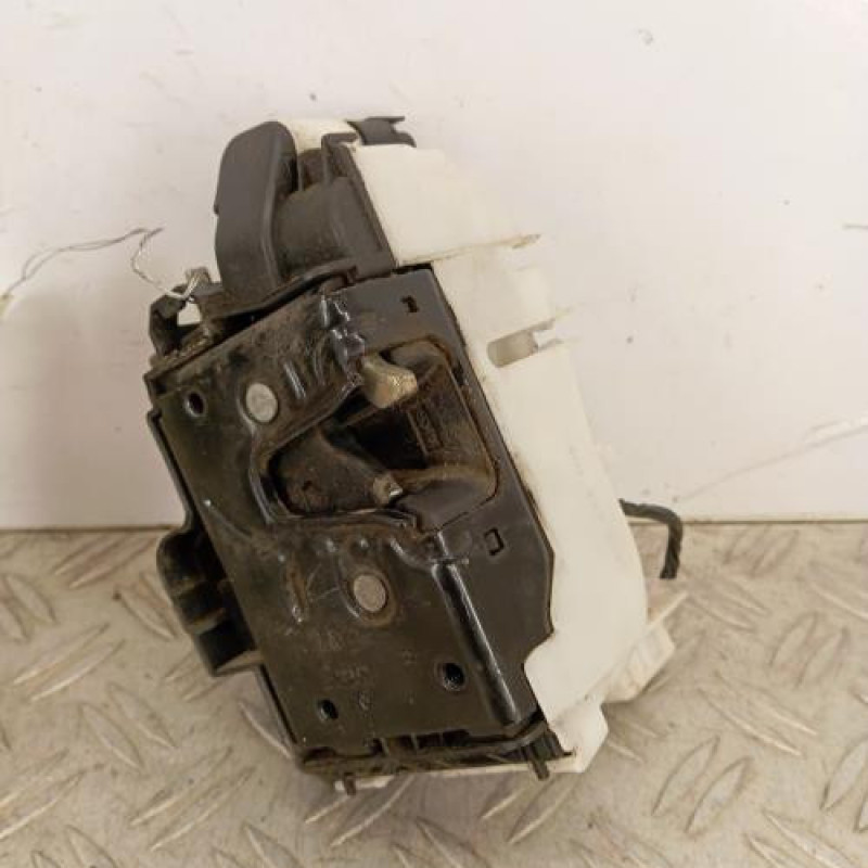 Serrure avant gauche VOLKSWAGEN POLO 3 Serrure avant gauche VOLKSWAGEN POLO 3