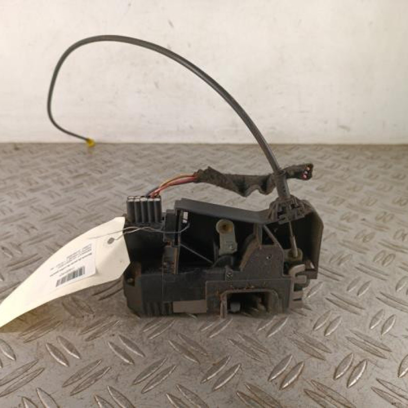 Serrure de porte de coffre gauche RENAULT TRAFIC 2