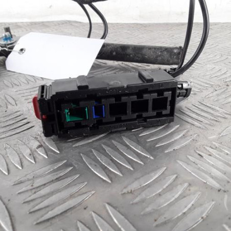 Attache ceinture avant gauche OPEL CORSA D