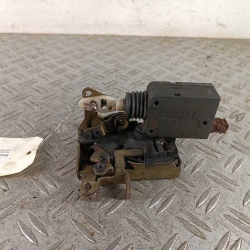 Serrure avant droit PEUGEOT 106 Serrure avant droit PEUGEOT 106