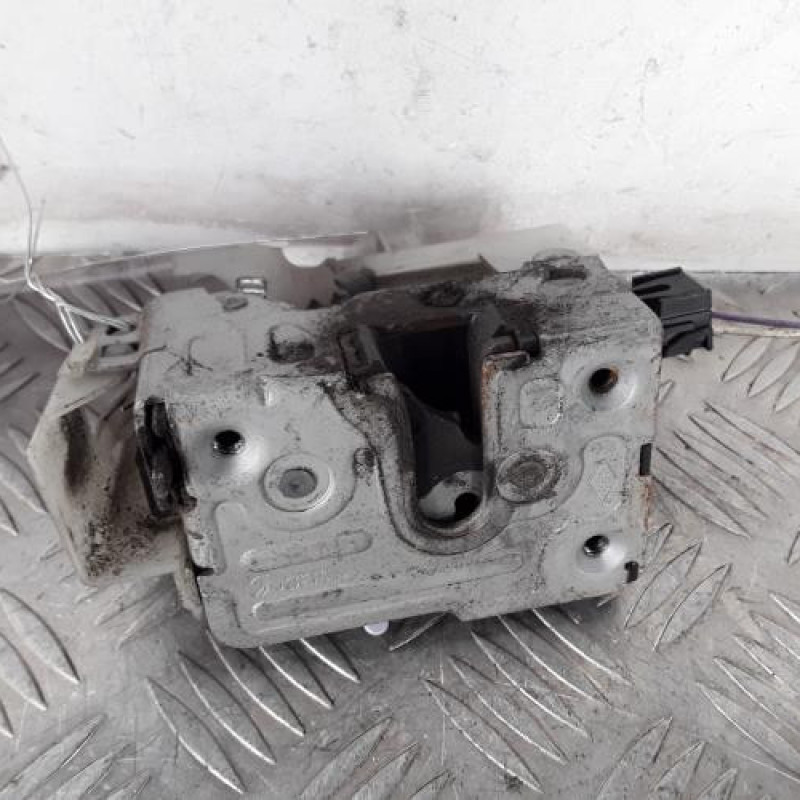 Serrure arriere gauche RENAULT CLIO 2 CAMPUS Serrure arriere gauche RENAULT CLIO 2 CAMPUS