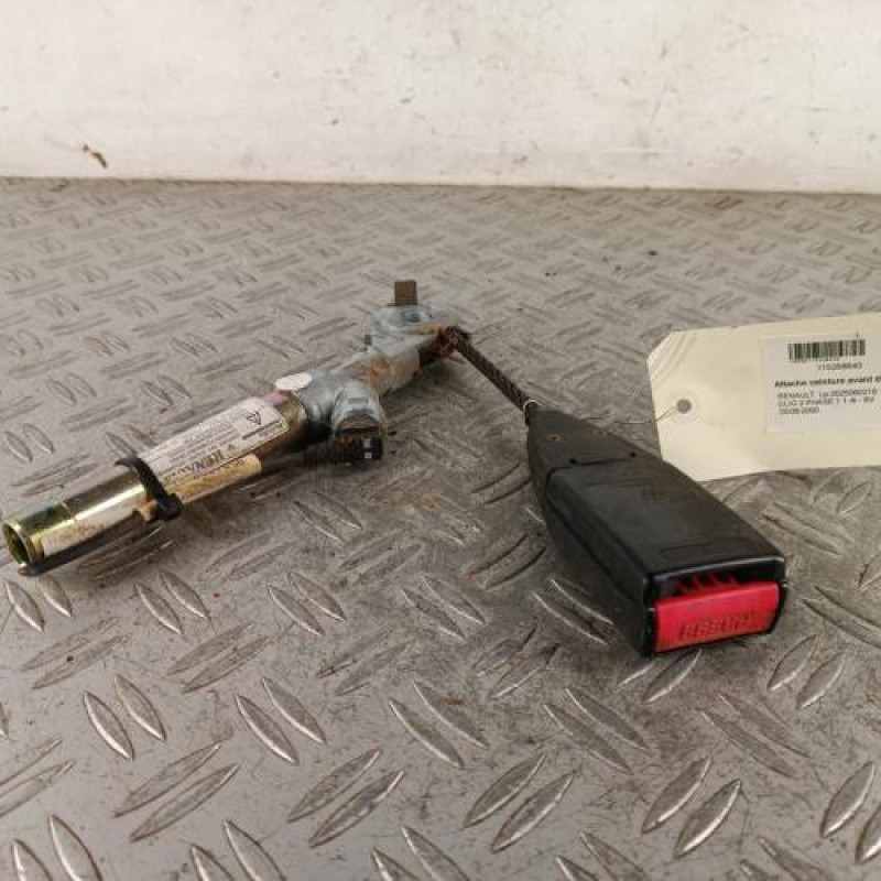 Attache ceinture avant droit RENAULT CLIO 2