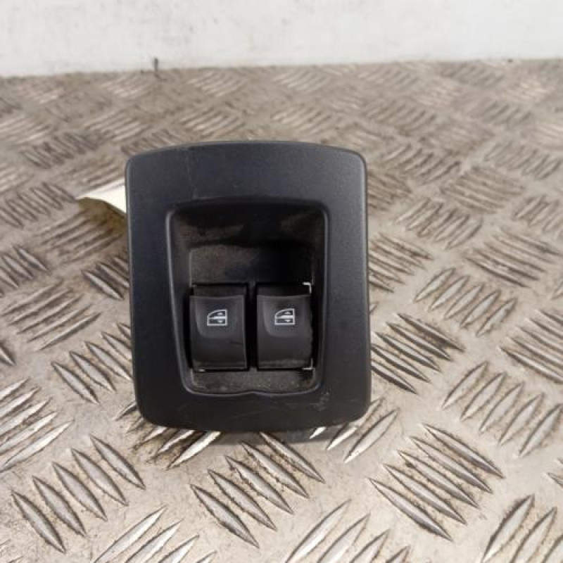 Interrupteur de leve vitre arriere droit DACIA SANDERO 2