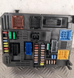 Porte fusible PEUGEOT 308 2 SW Photo n°1