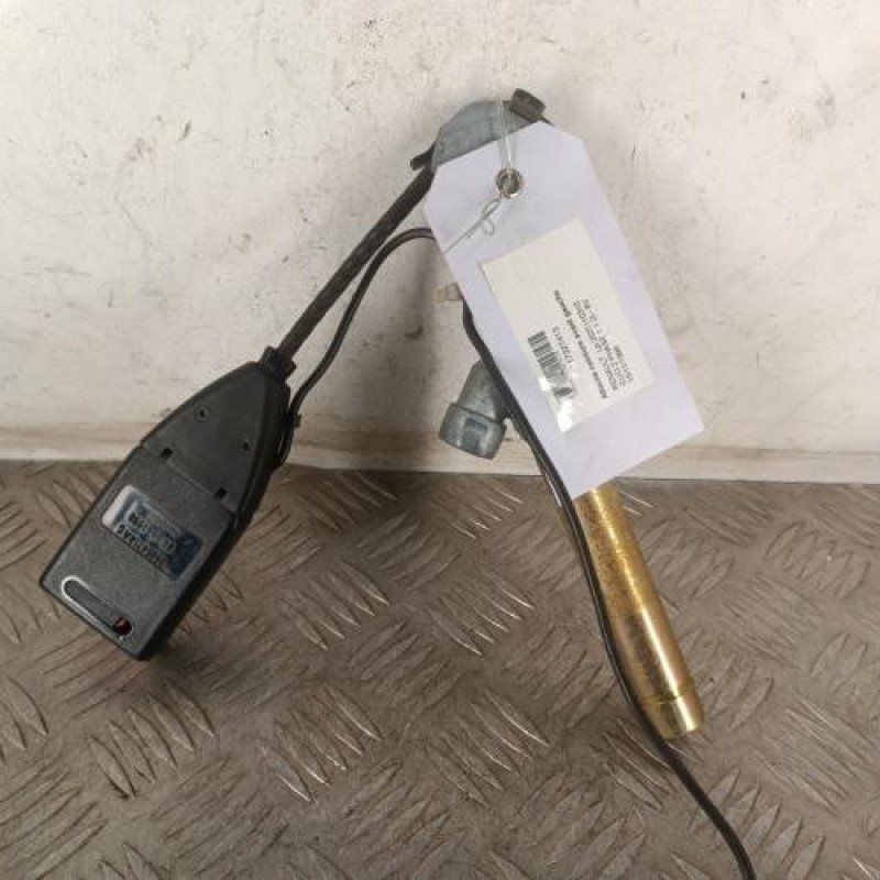 Attache ceinture avant gauche RENAULT CLIO 2