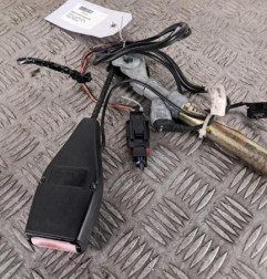 Attache ceinture avant gauche RENAULT CLIO 2 Photo n°1