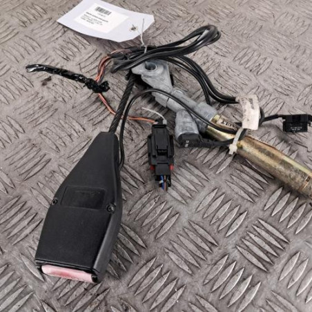 Attache ceinture avant gauche RENAULT CLIO 2 Photo n°1