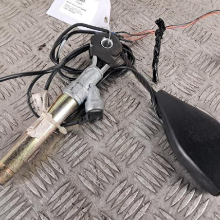 Attache ceinture avant gauche RENAULT CLIO 2