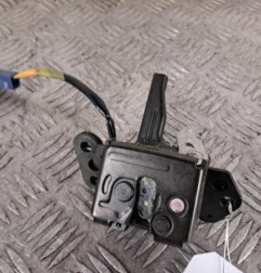 Serrure de hayon TOYOTA YARIS 2 Photo n°1