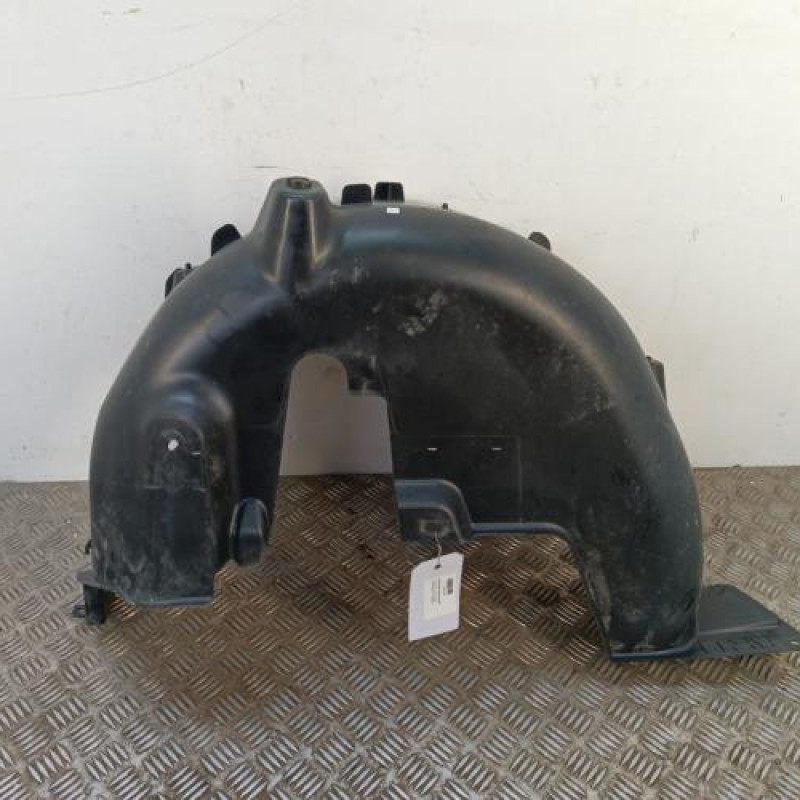 Pare boue arriere droit PEUGEOT 208 1