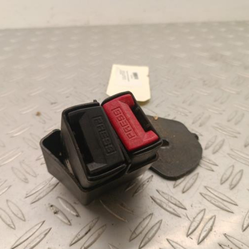 Attache ceinture arriere gauche RENAULT CLIO 2