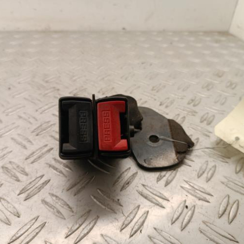 Attache ceinture arriere gauche RENAULT CLIO 2