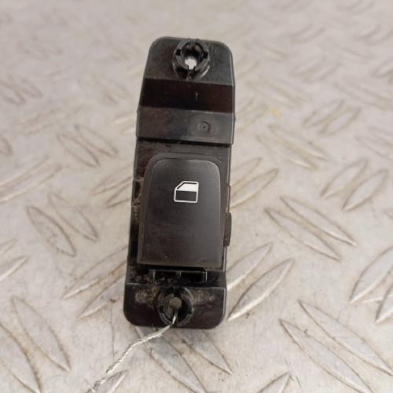 Interrupteur de leve vitre avant droit HYUNDAI KONA 1