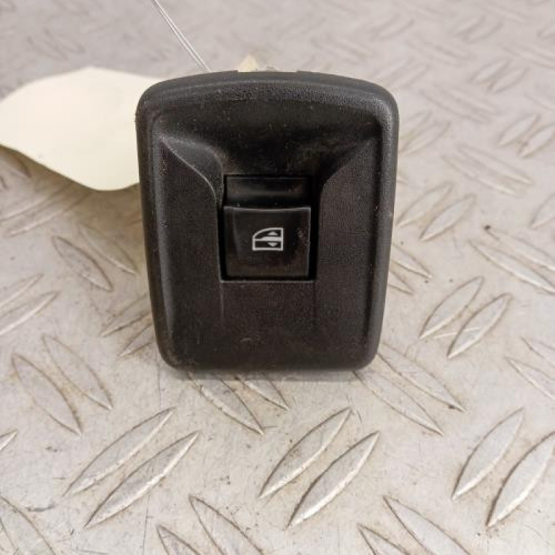 Interrupteur de leve vitre avant droit OPEL VIVARO 2