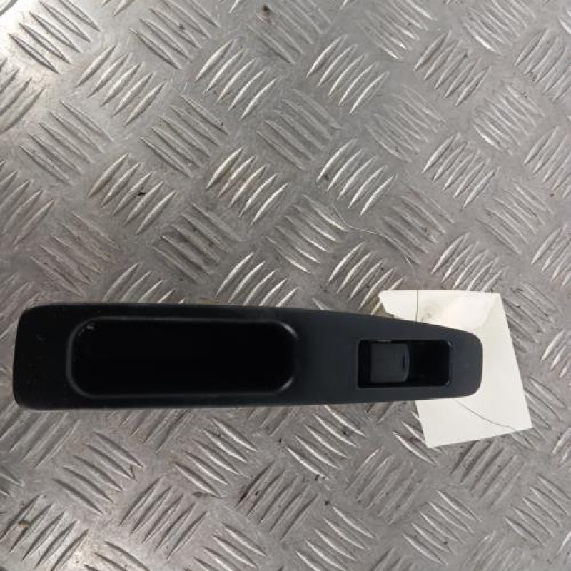 Interrupteur de leve vitre arriere droit NISSAN QASHQAI 1