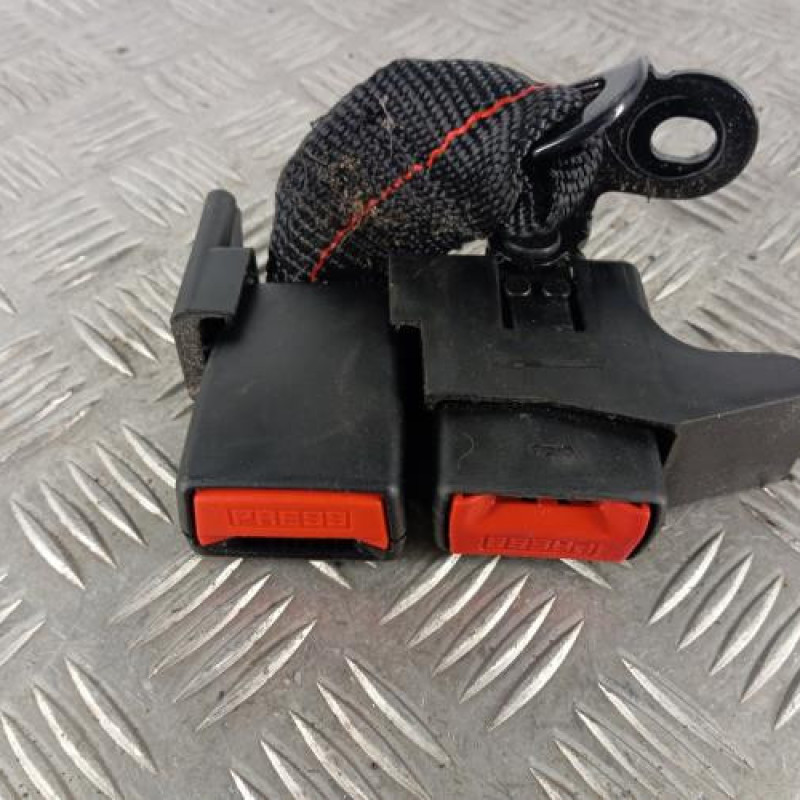 Attache ceinture arriere droit RENAULT CLIO 3