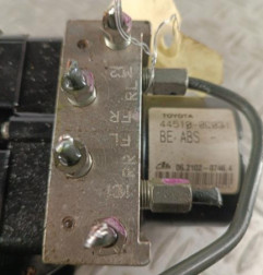 Bloc ABS (freins anti-blocage) TOYOTA YARIS 2 Photo n°3