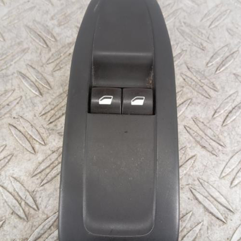 Interrupteur de leve vitre avant gauche PEUGEOT 208 1