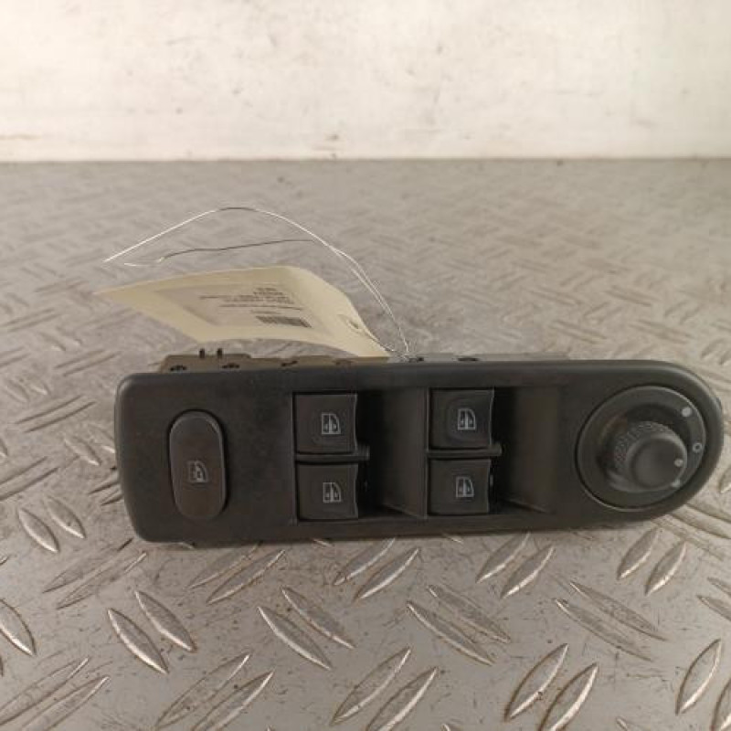 Interrupteur de leve vitre avant gauche RENAULT CAPTUR 1