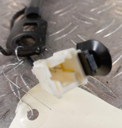 Attache ceinture avant gauche PEUGEOT 5008 2