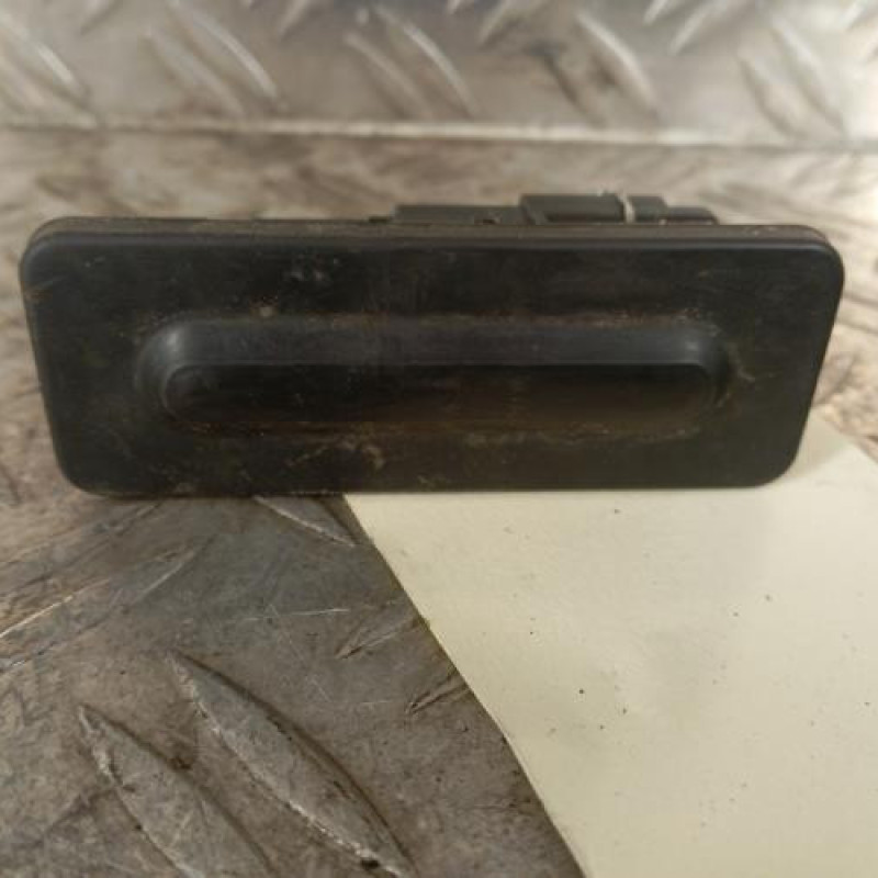 Bouton de coffre PEUGEOT 5008 2