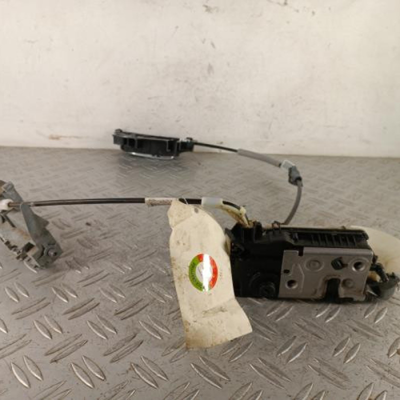 Serrure avant gauche PEUGEOT 208 1