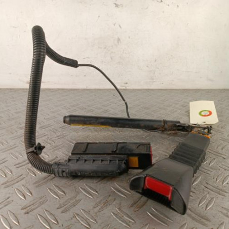 Attache ceinture avant gauche OPEL CORSA C