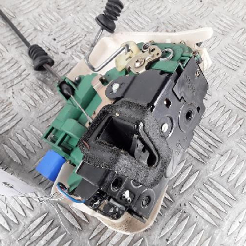 Serrure avant droit VOLKSWAGEN POLO 4