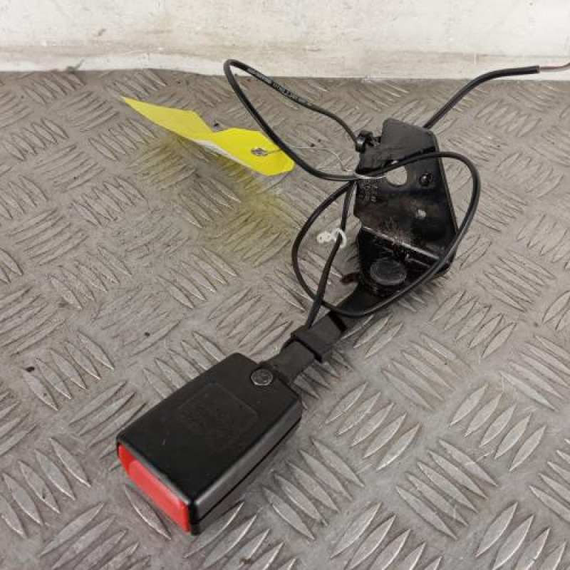 Attache ceinture arriere gauche PEUGEOT 3008 1