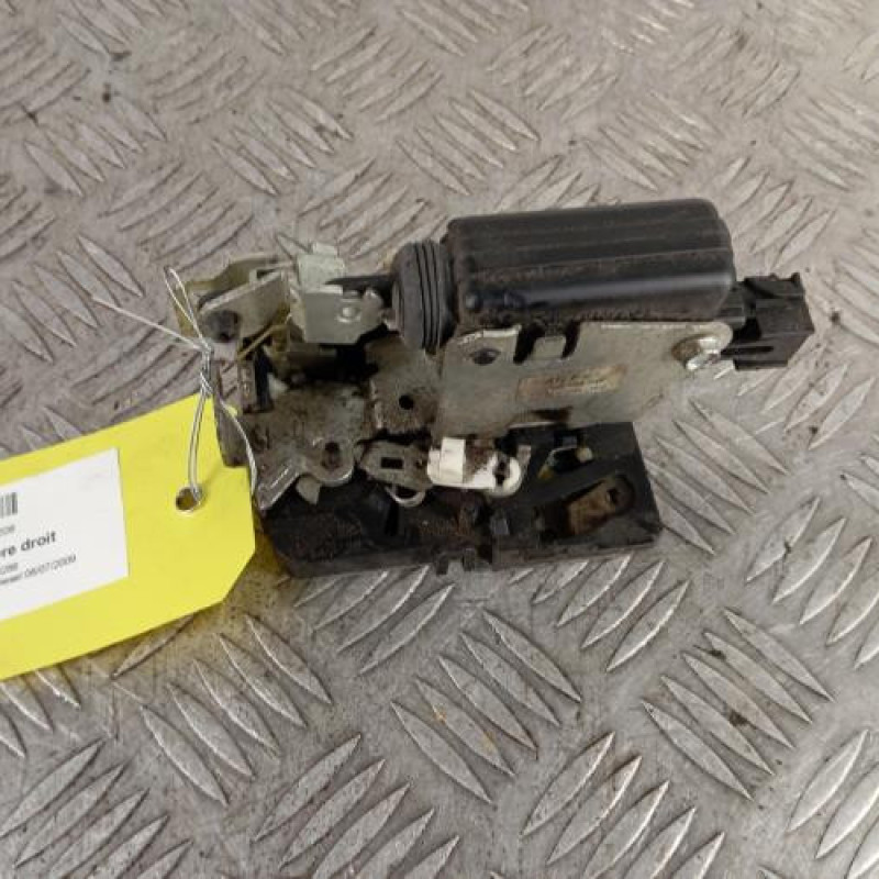 Serrure arriere droit DACIA SANDERO 1