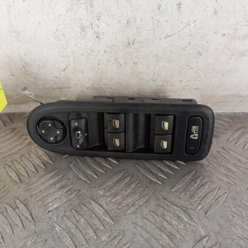 Interrupteur de leve vitre avant gauche PEUGEOT 308 1
