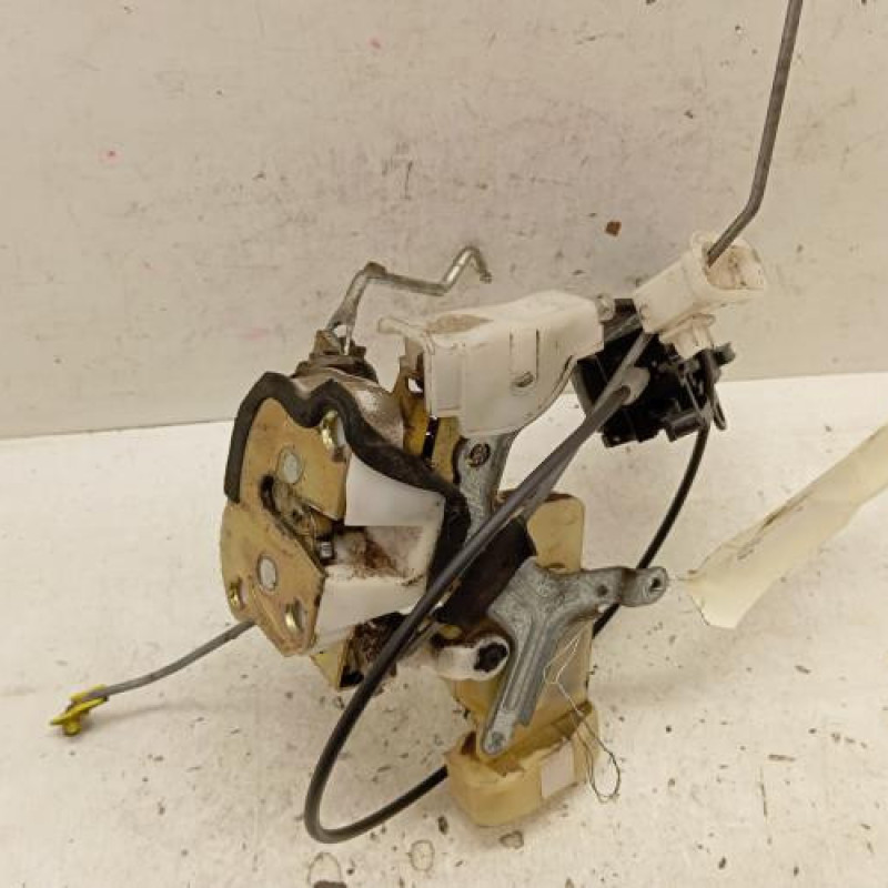 Serrure avant gauche TOYOTA YARIS 1