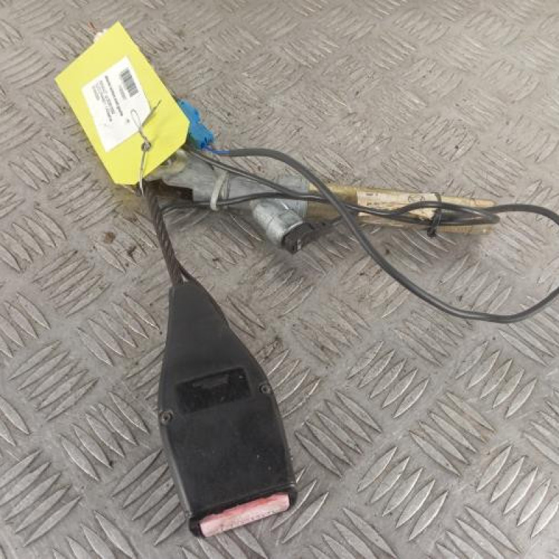 Attache ceinture avant gauche RENAULT CLIO 2
