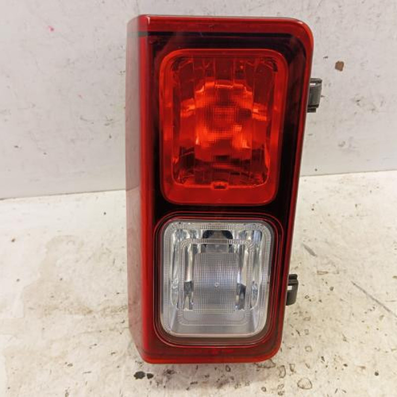 Feu de pare choc arriere droit RENAULT TRAFIC 3 COURT