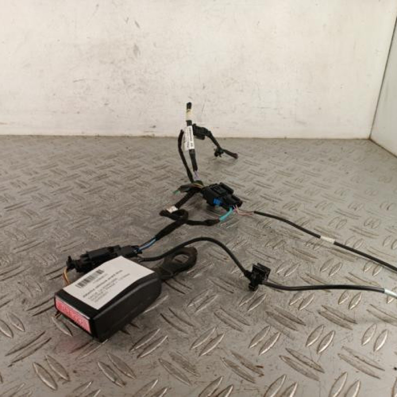 Attache ceinture avant droit DACIA DUSTER 1