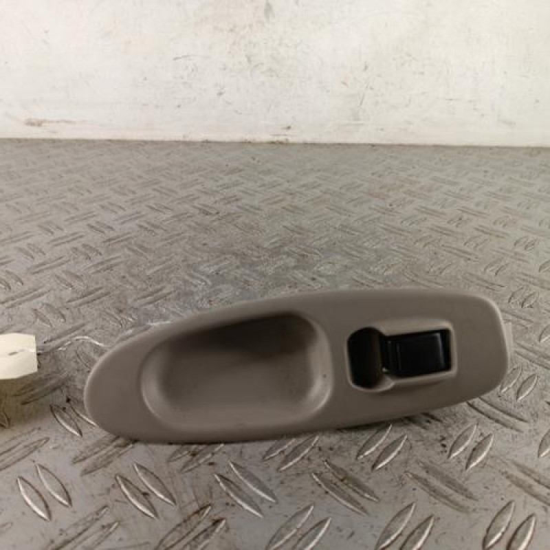 Interrupteur de leve vitre avant droit NISSAN ALMERA TINO