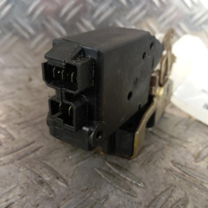 Serrure arriere droit PEUGEOT 405 Serrure arriere droit PEUGEOT 405