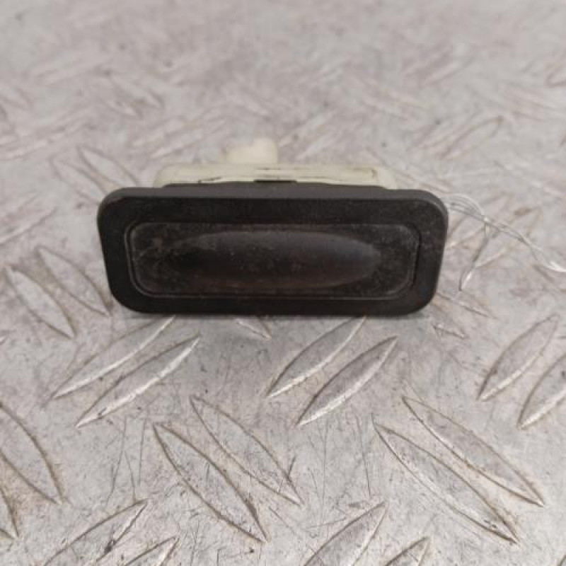 Bouton de coffre RENAULT CLIO 3