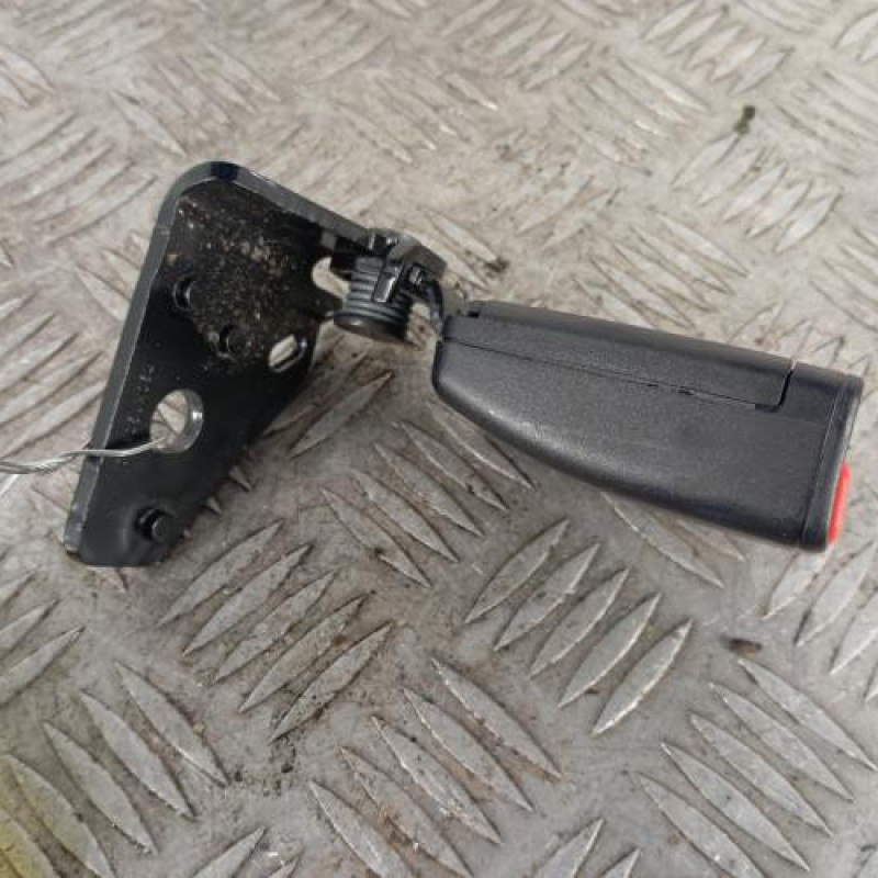 Attache ceinture arriere gauche PEUGEOT 2008 1
