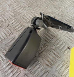 Attache ceinture arriere gauche PEUGEOT 2008 1