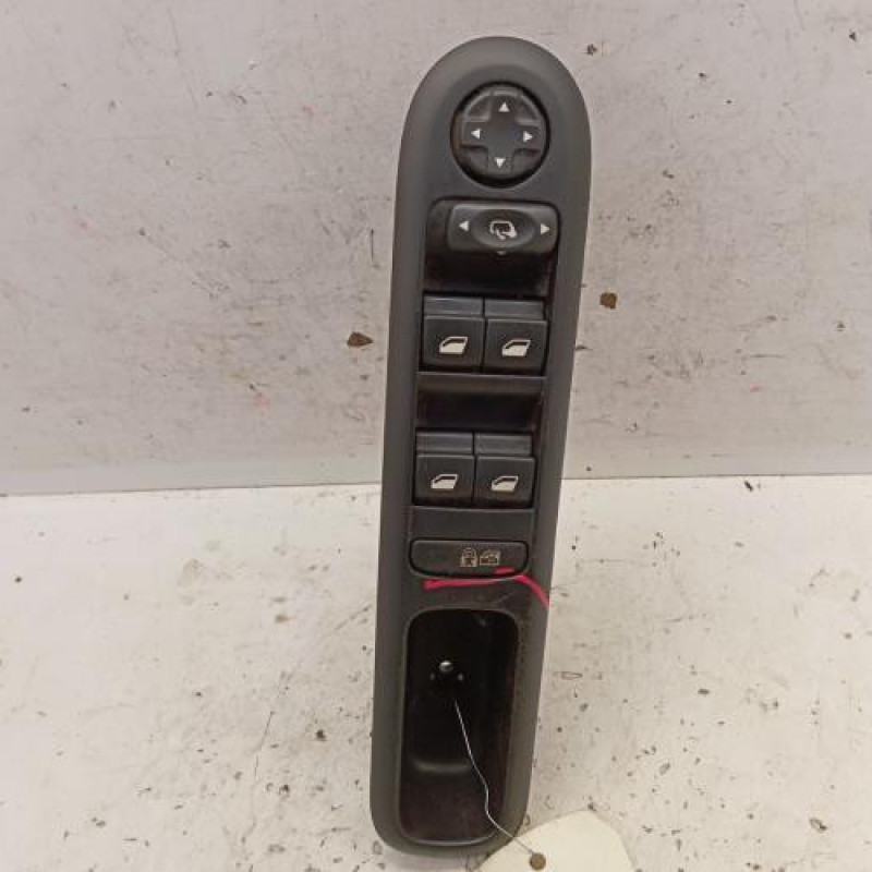 Interrupteur de leve vitre avant gauche PEUGEOT 5008 1