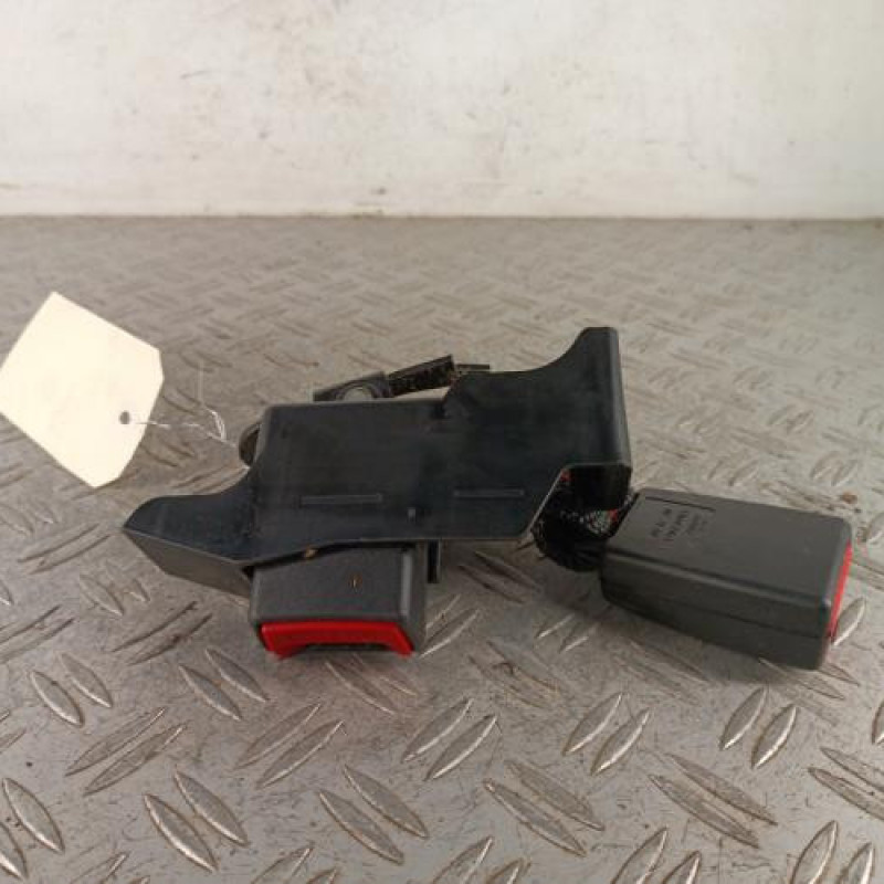 Attache ceinture arriere droit RENAULT CLIO 3