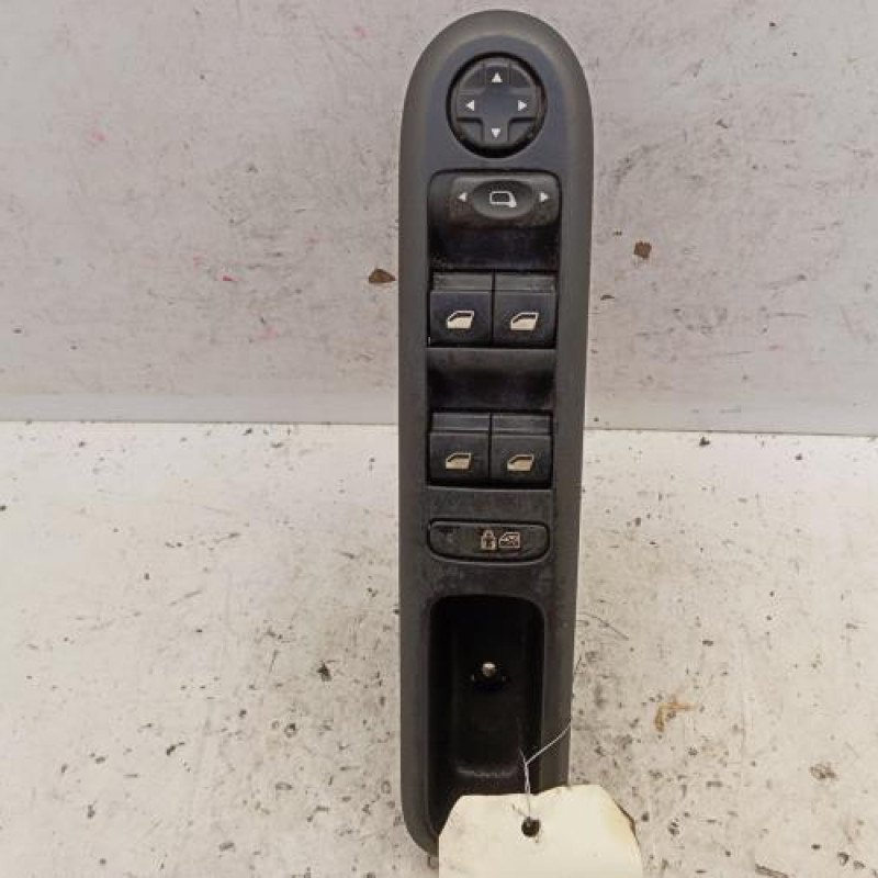 Interrupteur de leve vitre avant gauche PEUGEOT 5008 1